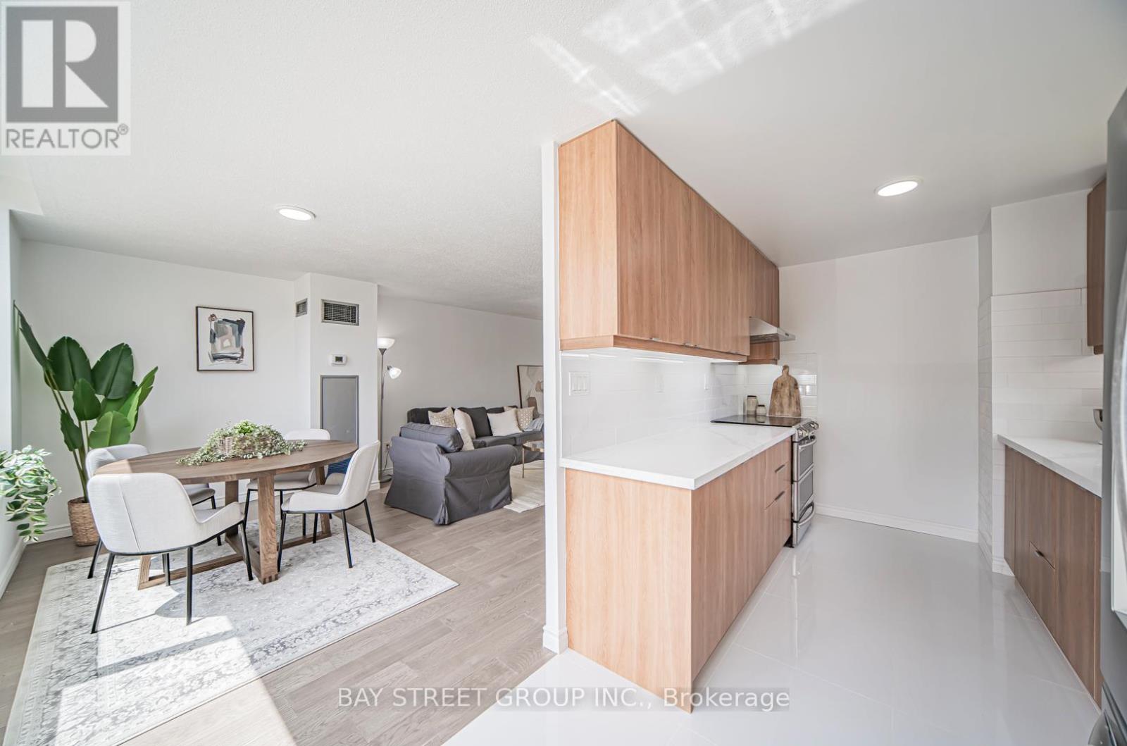 Photo 10 of 102 326 Major Mackenzie Drive E, Richmond Hill ON