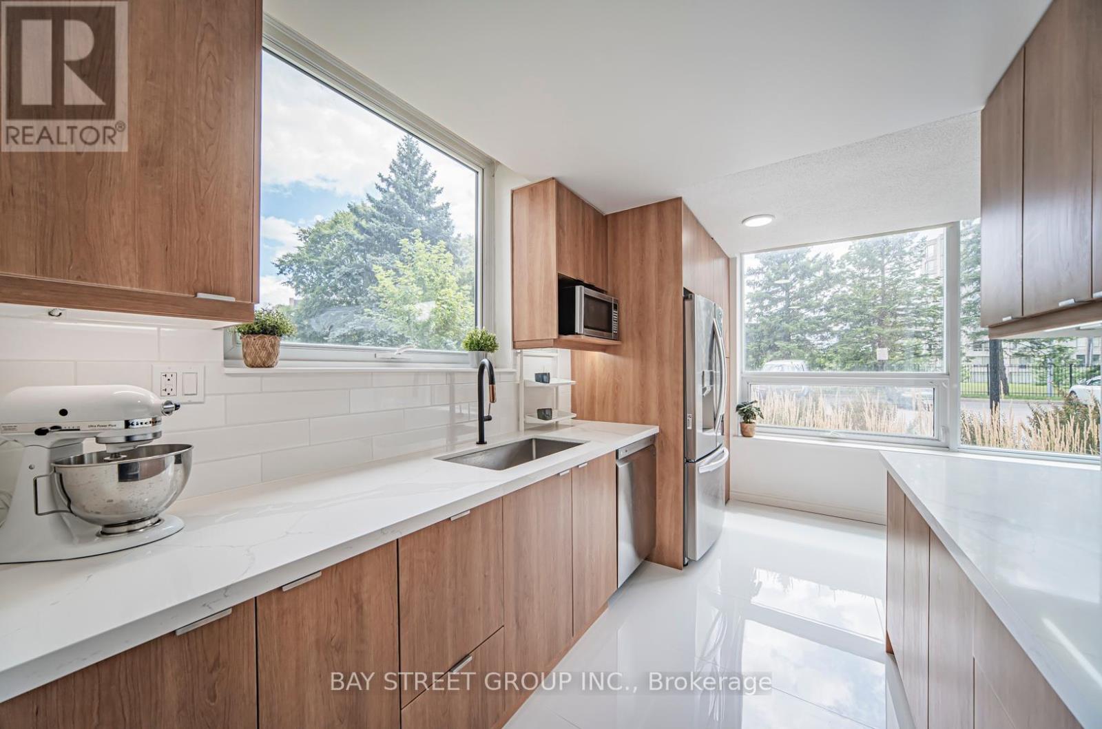 Photo 12 of 102 326 Major Mackenzie Drive E, Richmond Hill ON