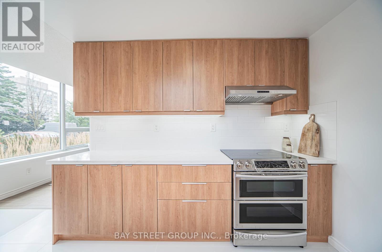 Photo 13 of 102 326 Major Mackenzie Drive E, Richmond Hill ON