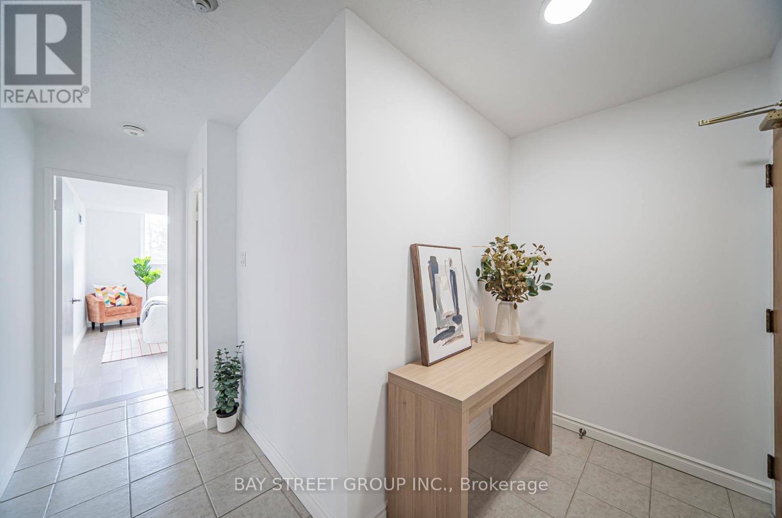 Photo 14 of 102 326 Major Mackenzie Drive E, Richmond Hill ON