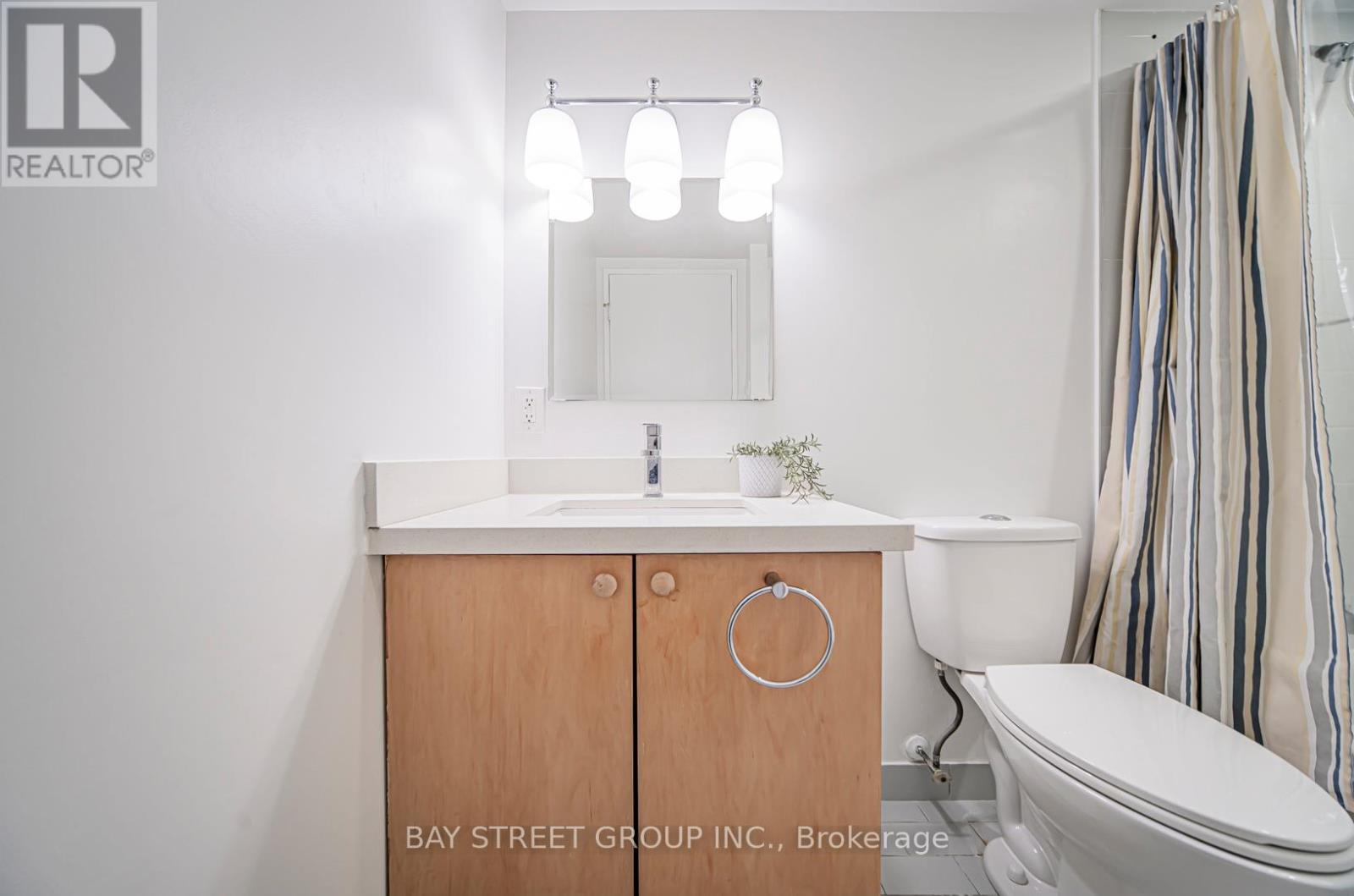 Photo 16 of 102 326 Major Mackenzie Drive E, Richmond Hill ON