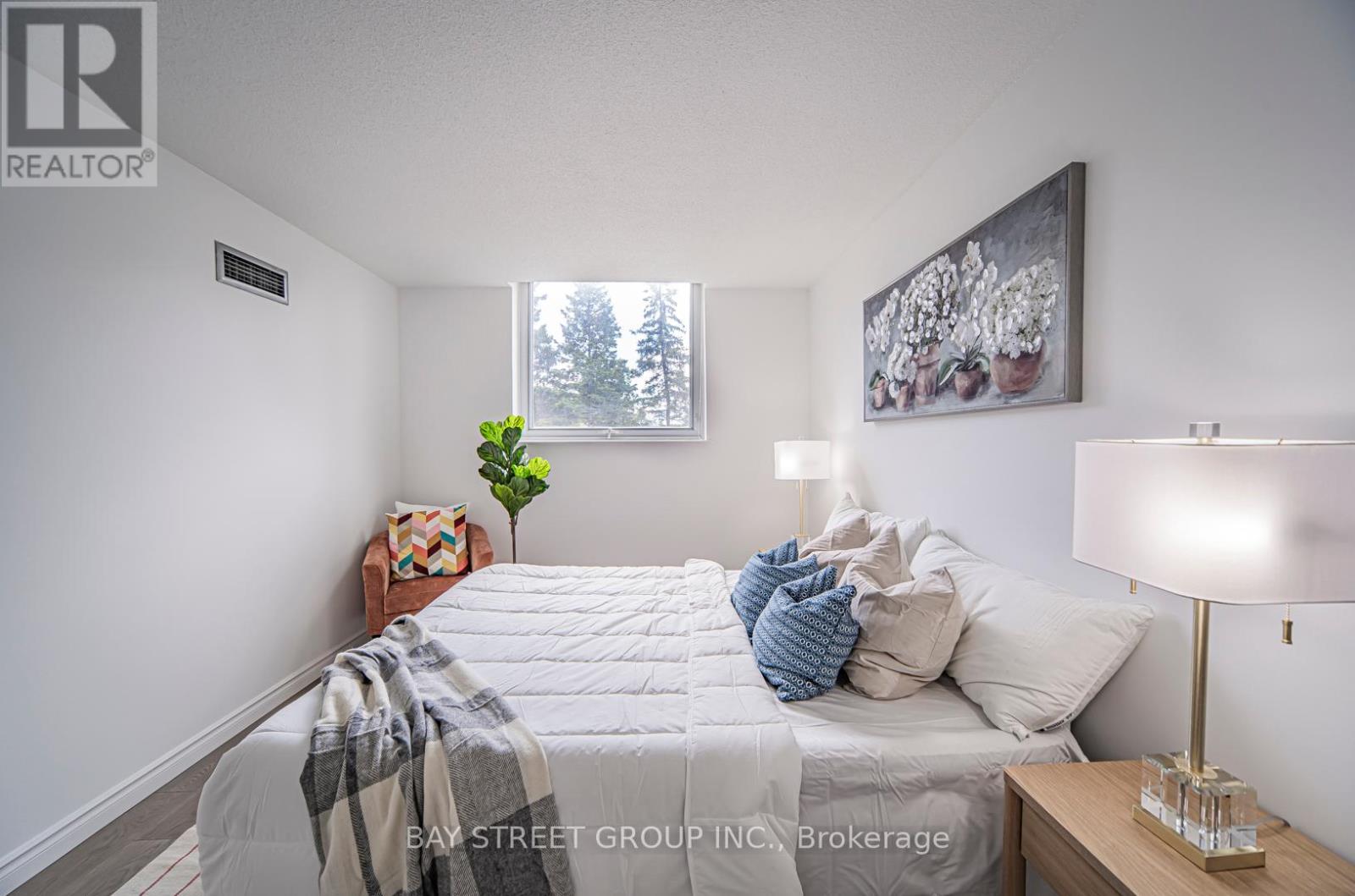 Photo 18 of 102 326 Major Mackenzie Drive E, Richmond Hill ON