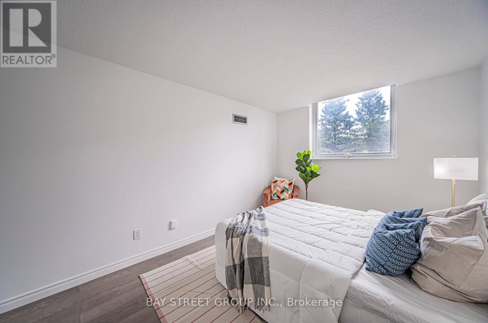 Photo 19 of 102 326 Major Mackenzie Drive E, Richmond Hill ON