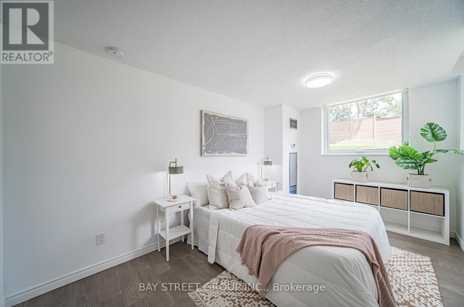 Photo 23 of 102 326 Major Mackenzie Drive E, Richmond Hill ON