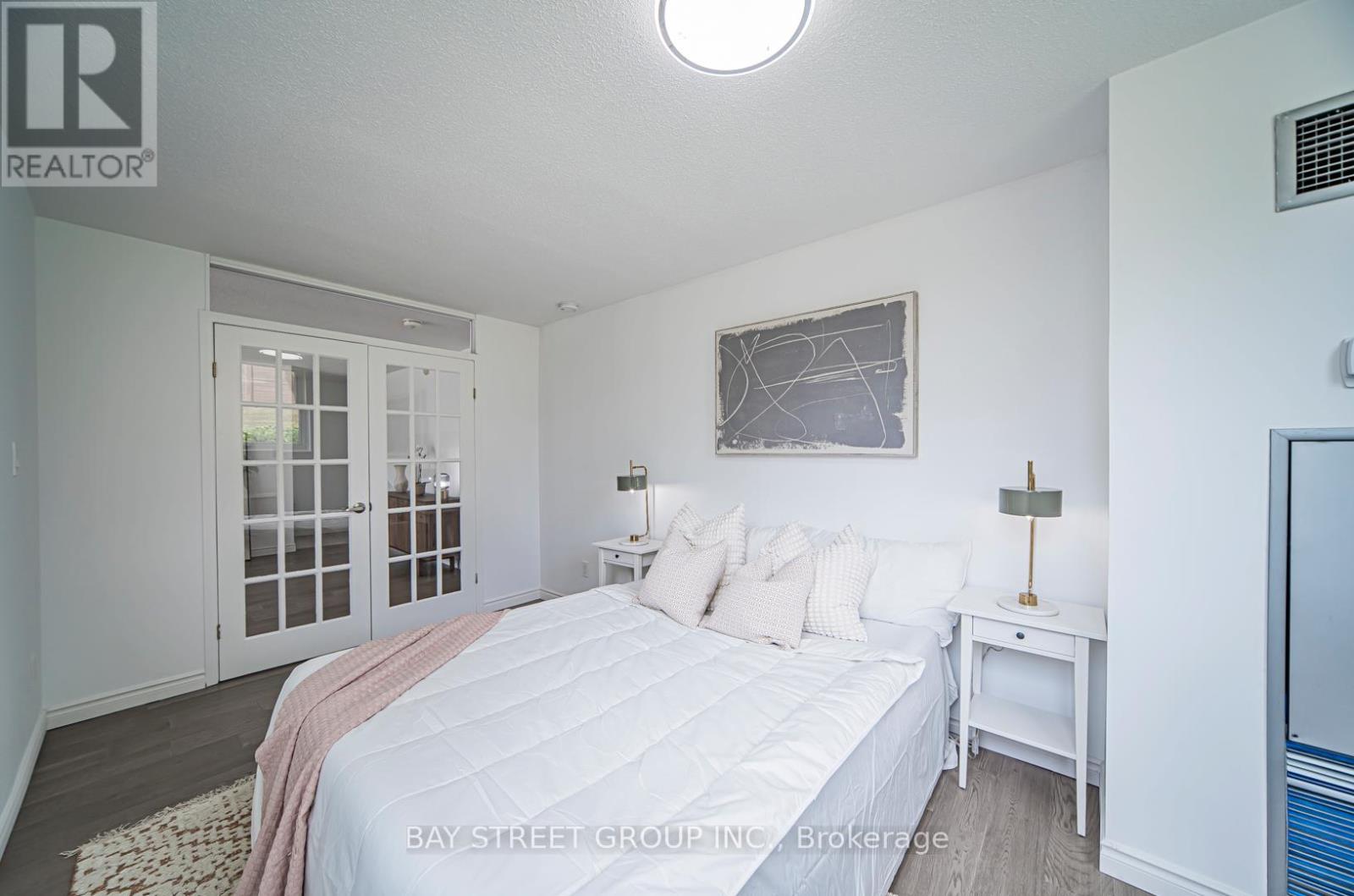 Photo 25 of 102 326 Major Mackenzie Drive E, Richmond Hill ON