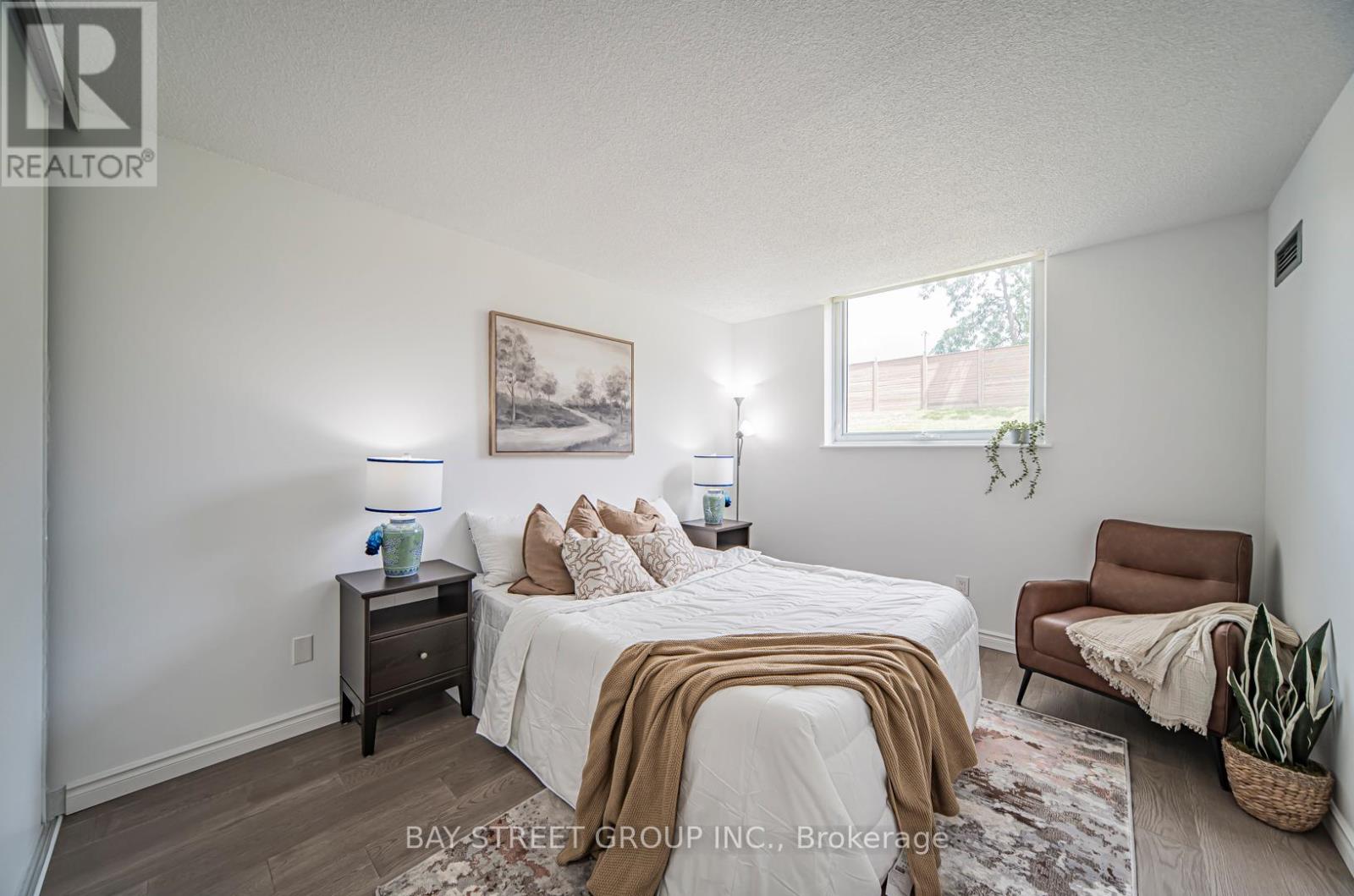 Photo 27 of 102 326 Major Mackenzie Drive E, Richmond Hill ON