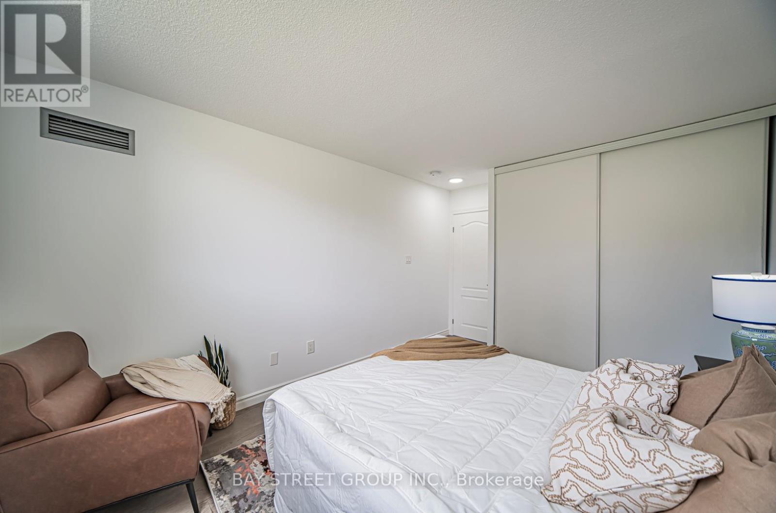 Photo 30 of 102 326 Major Mackenzie Drive E, Richmond Hill ON