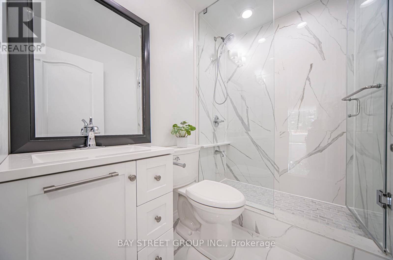 Photo 32 of 102 326 Major Mackenzie Drive E, Richmond Hill ON