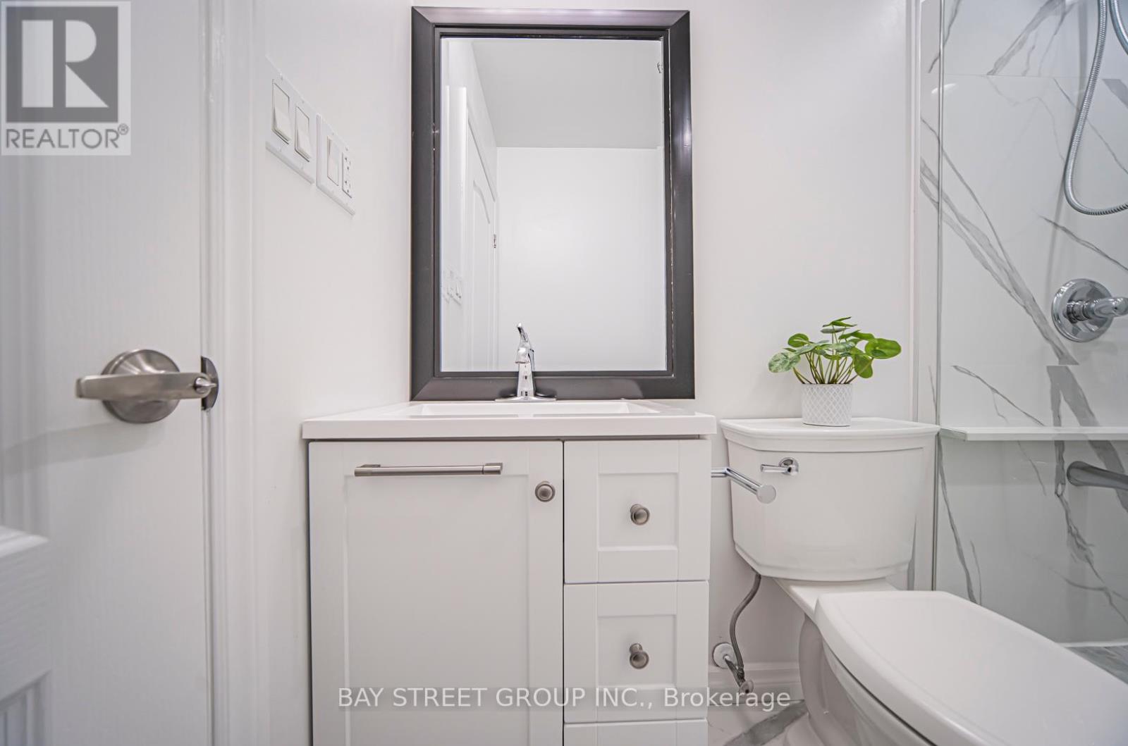 Photo 33 of 102 326 Major Mackenzie Drive E, Richmond Hill ON