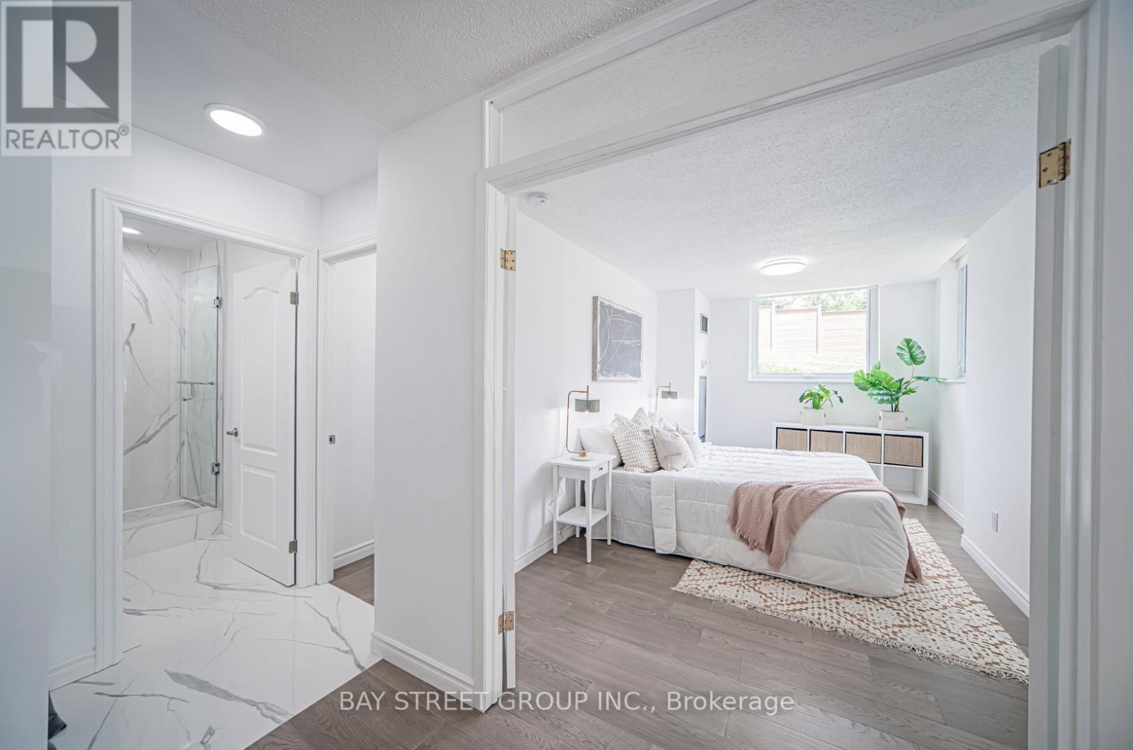 Photo 34 of 102 326 Major Mackenzie Drive E, Richmond Hill ON
