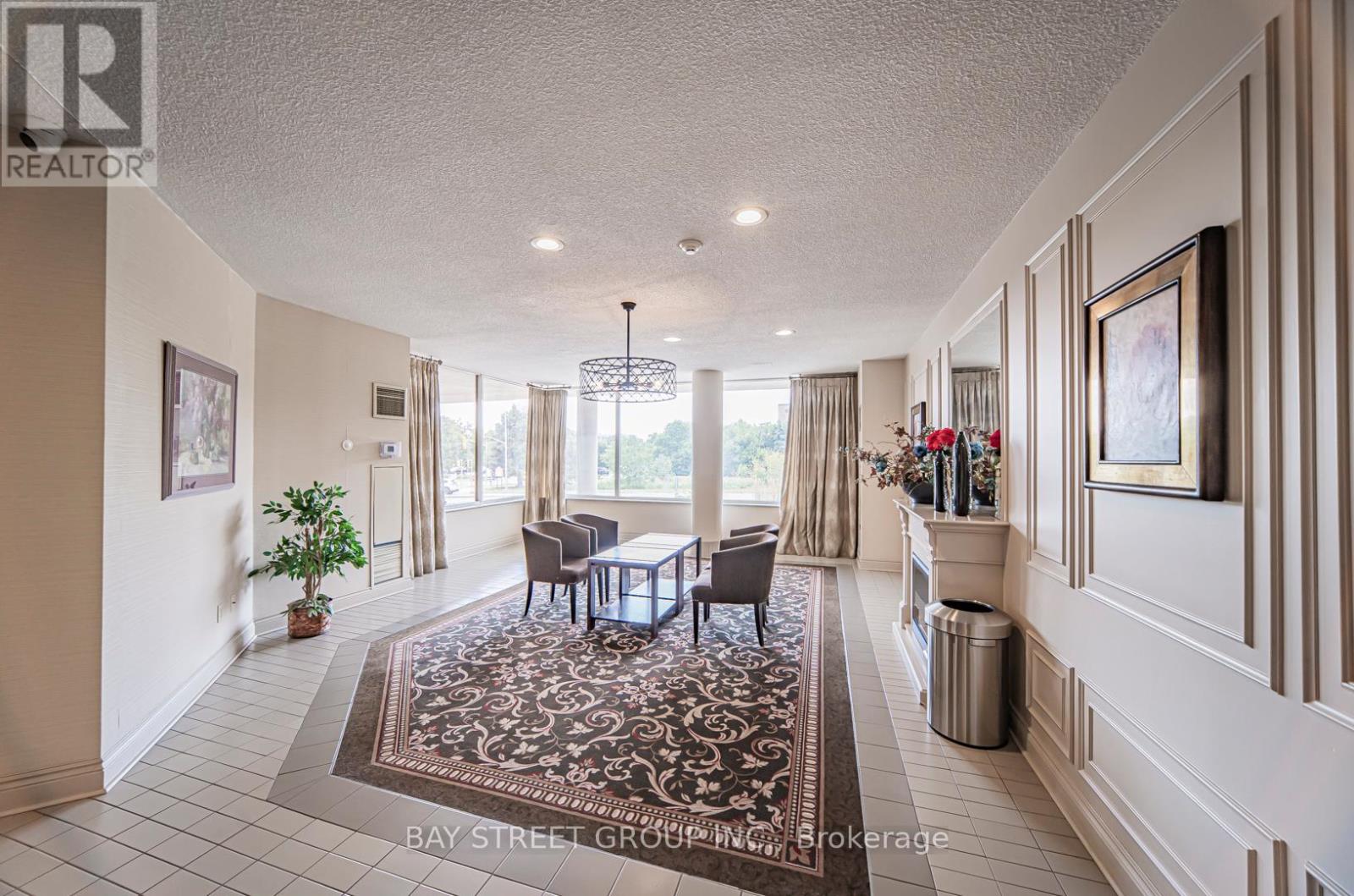 Photo 43 of 102 326 Major Mackenzie Drive E, Richmond Hill ON