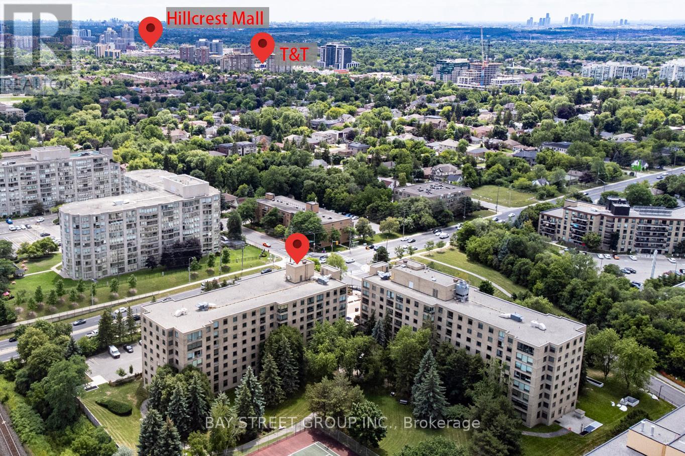 Photo 48 of 102 326 Major Mackenzie Drive E, Richmond Hill ON
