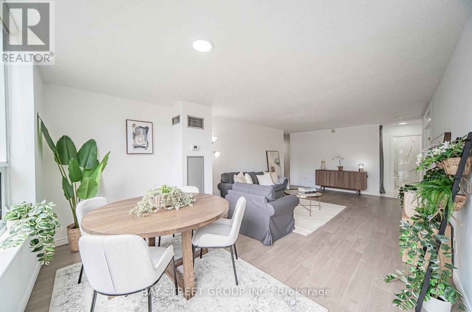 Photo 6 of 102 326 Major Mackenzie Drive E, Richmond Hill ON