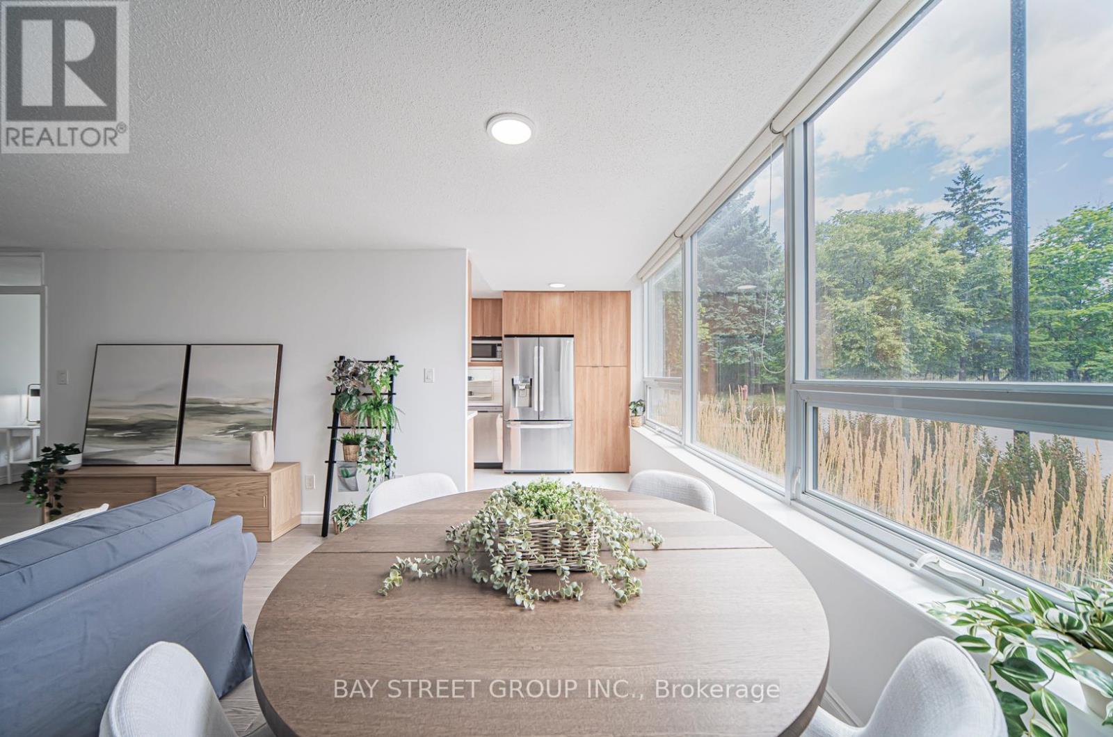 Photo 7 of 102 326 Major Mackenzie Drive E, Richmond Hill ON