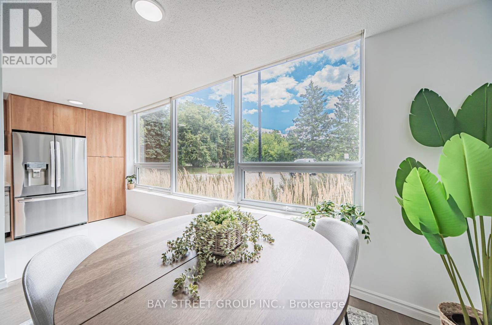 Photo 8 of 102 326 Major Mackenzie Drive E, Richmond Hill ON