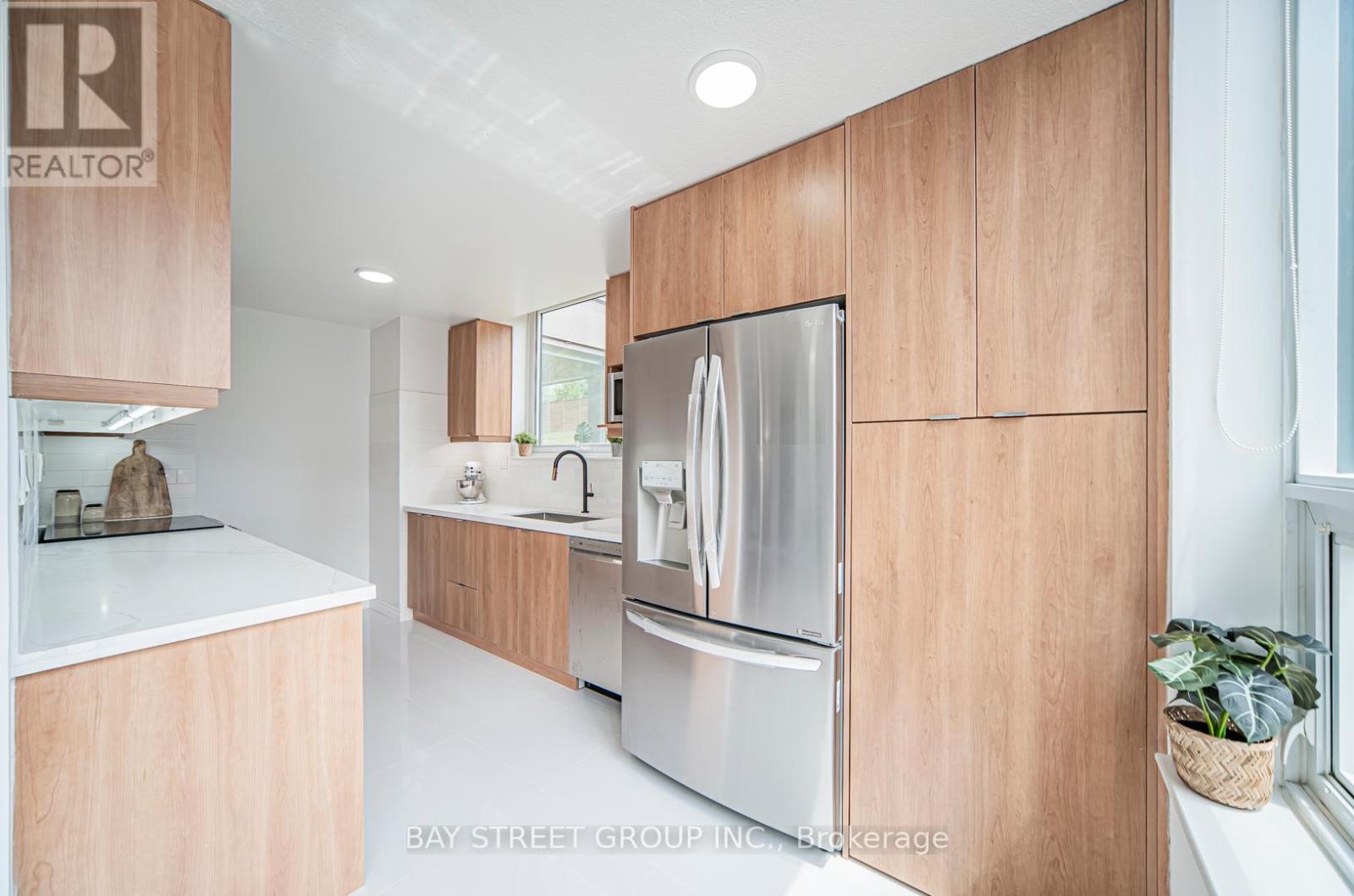 Photo 9 of 102 326 Major Mackenzie Drive E, Richmond Hill ON