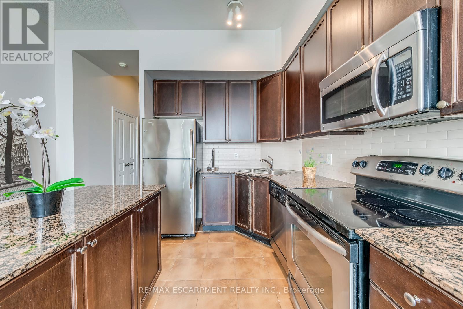 Photo 6 of 3607 225 Webb Drive, Mississauga ON