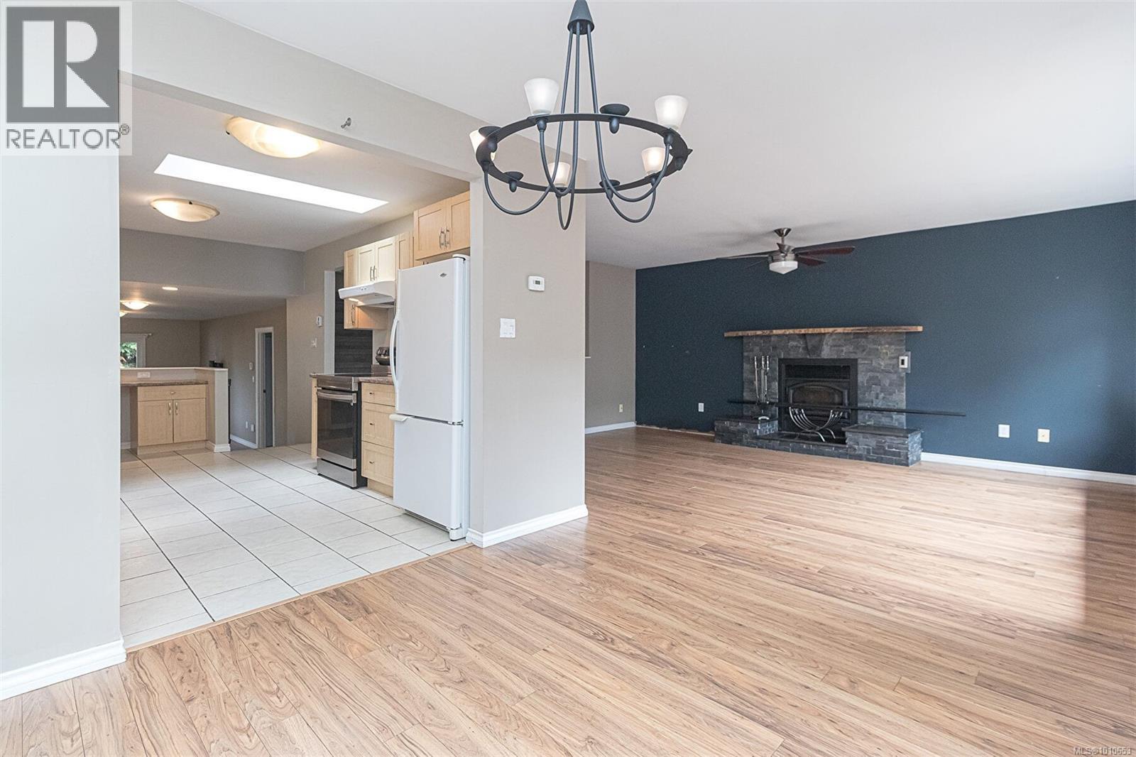 Photo 11 of 624 Treanor Ave, Langford BC