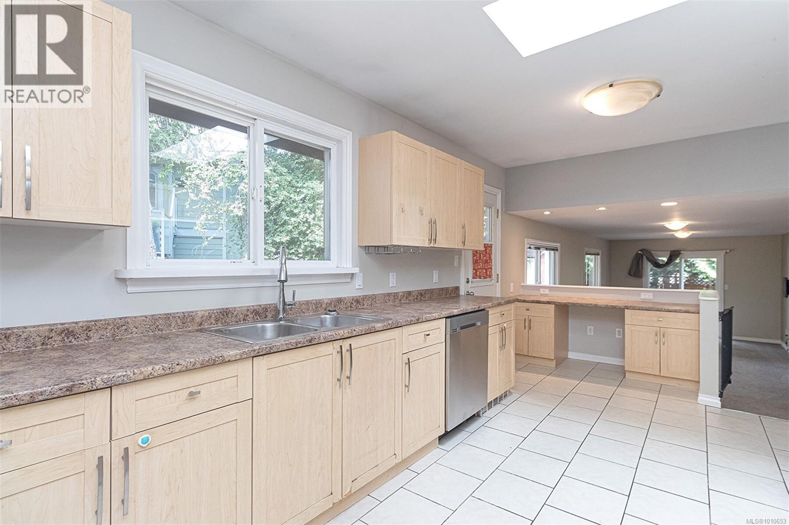 Photo 12 of 624 Treanor Ave, Langford BC