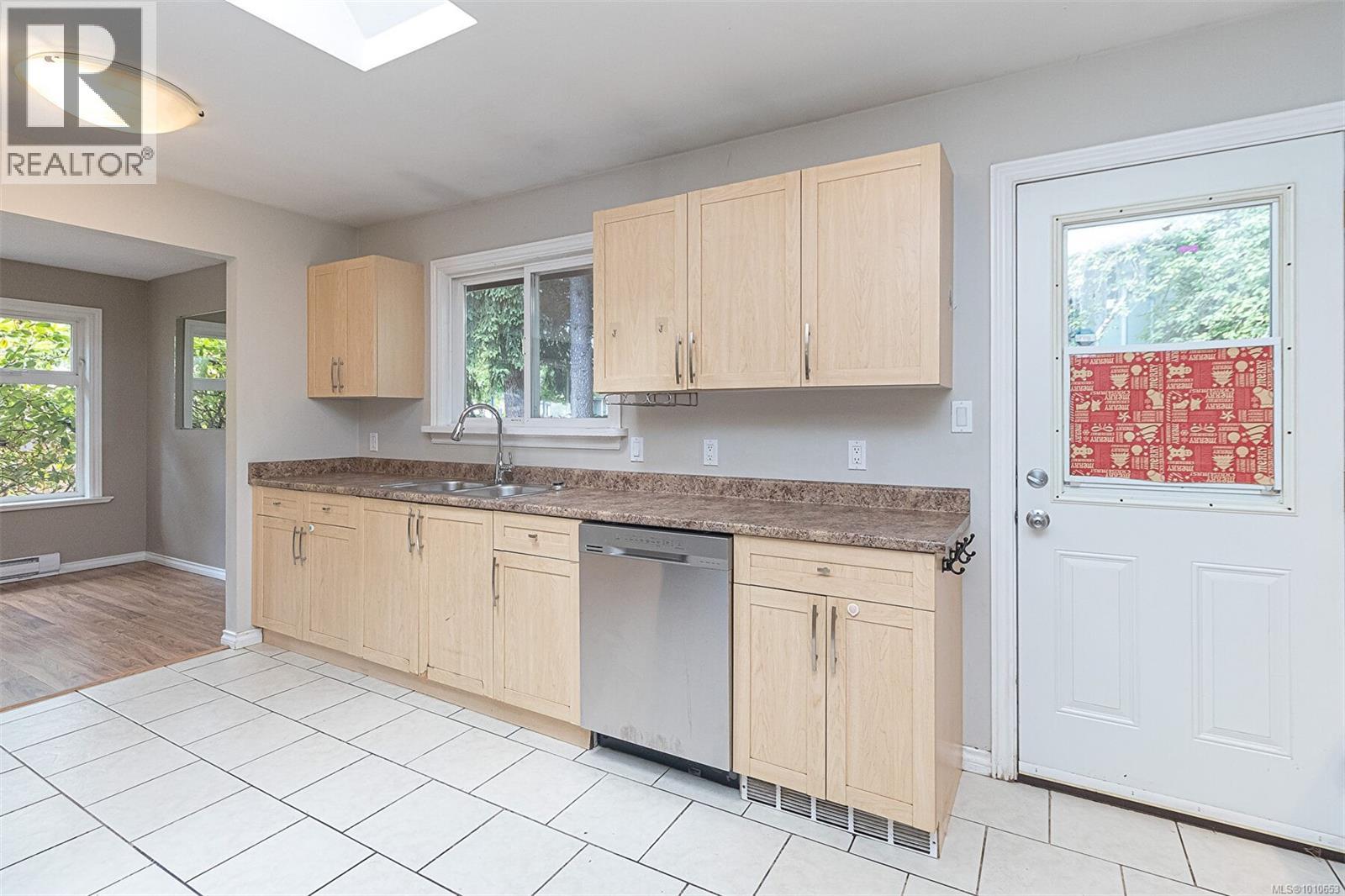 Photo 14 of 624 Treanor Ave, Langford BC