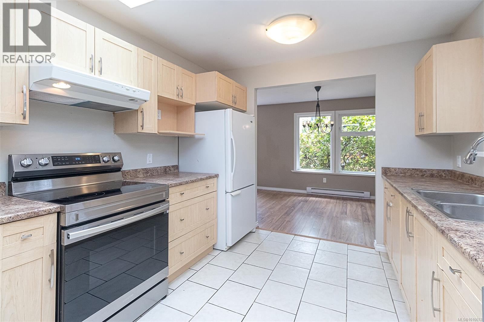 Photo 15 of 624 Treanor Ave, Langford BC