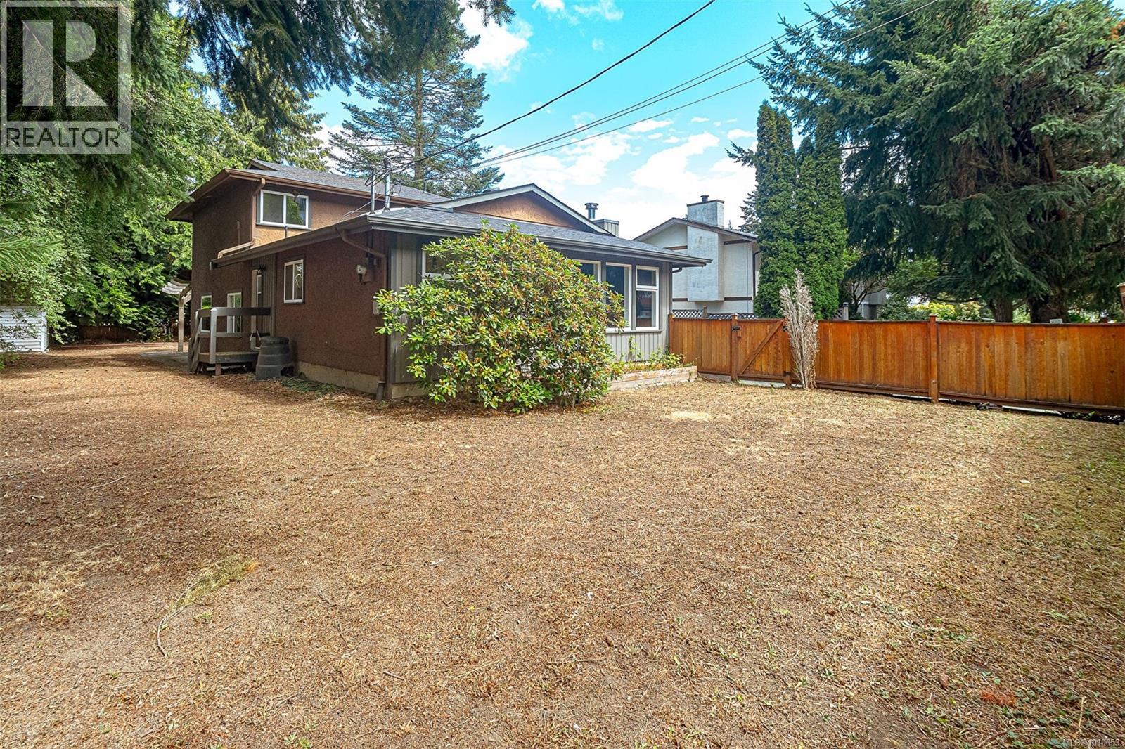 Photo 33 of 624 Treanor Ave, Langford BC