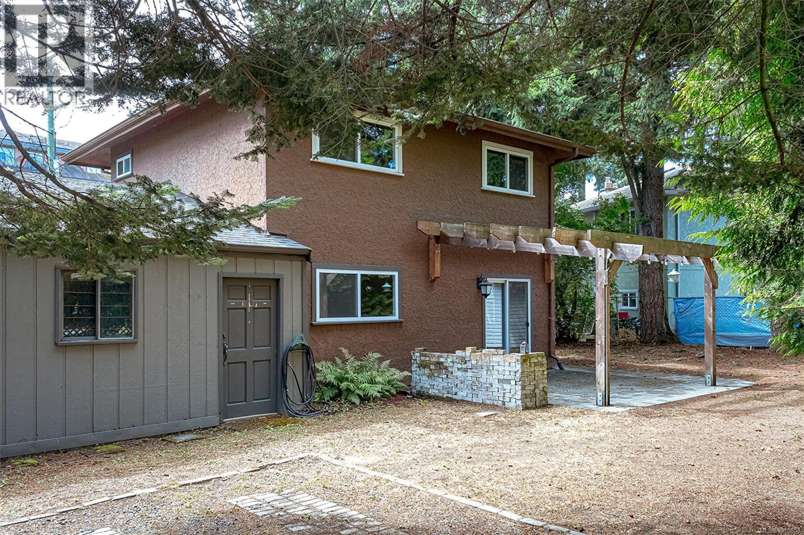 Photo 35 of 624 Treanor Ave, Langford BC