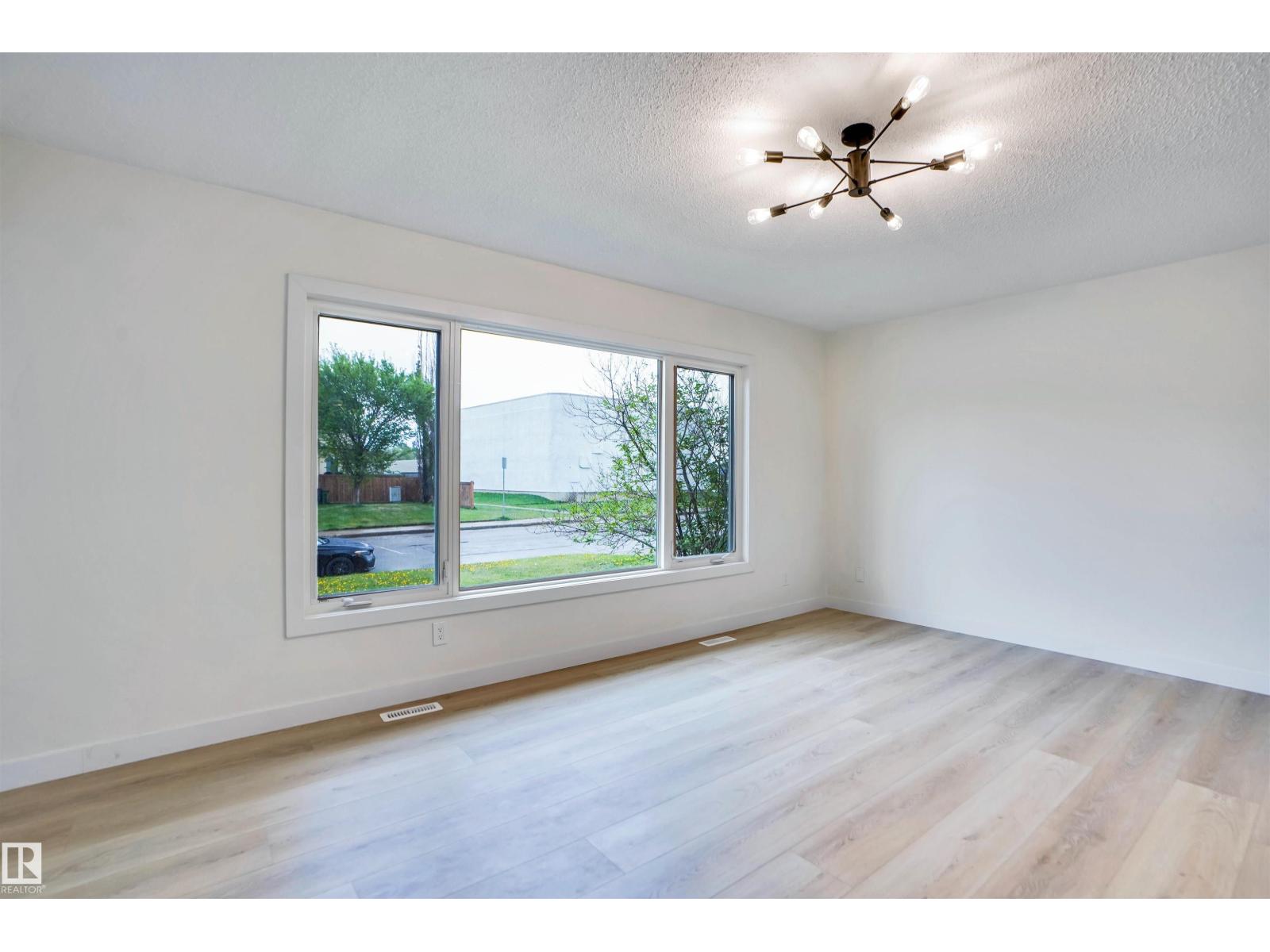 Photo 10 of 3806 85 St Nw, Edmonton AB