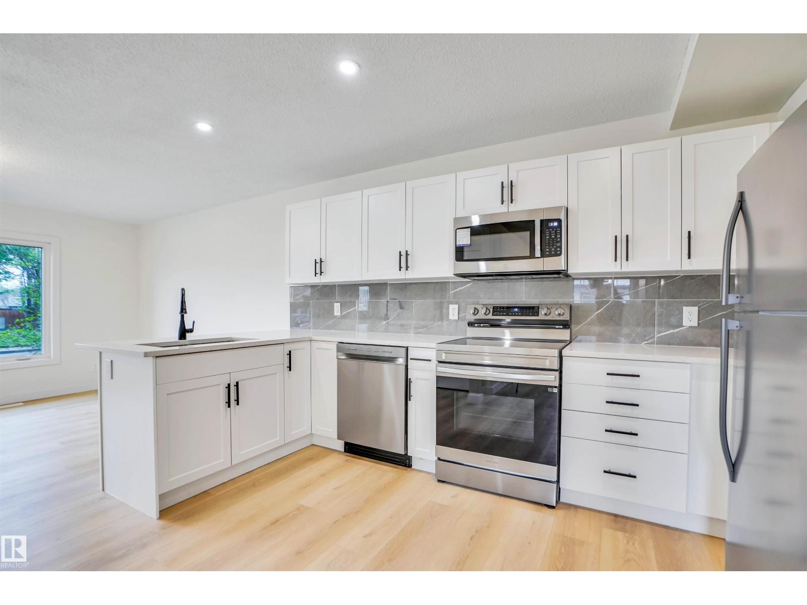 Photo 19 of 3806 85 St Nw, Edmonton AB