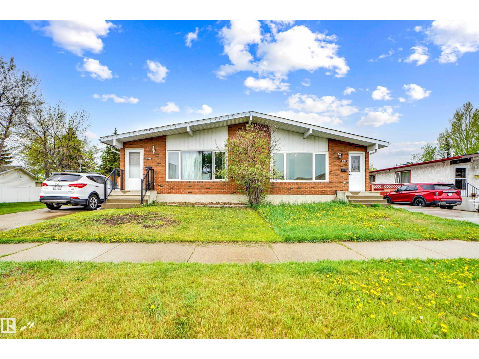 Photo 2 of 3806 85 St Nw, Edmonton AB