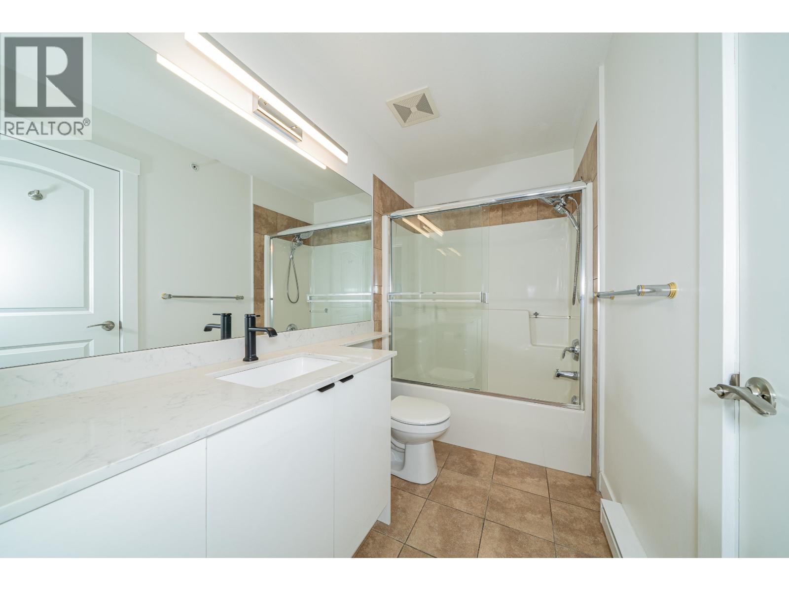 Photo 17 of 24 7428 14th Avenue, Burnaby BC