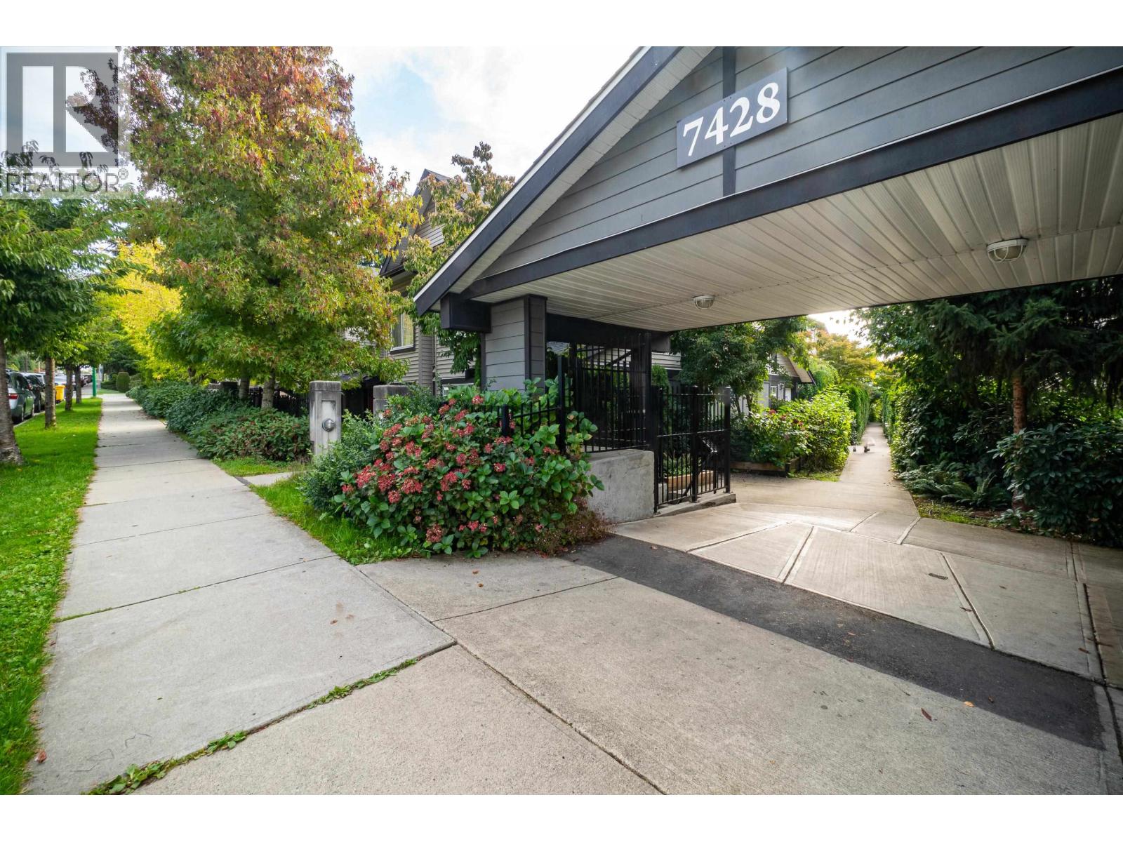 Photo 4 of 24 7428 14th Avenue, Burnaby BC
