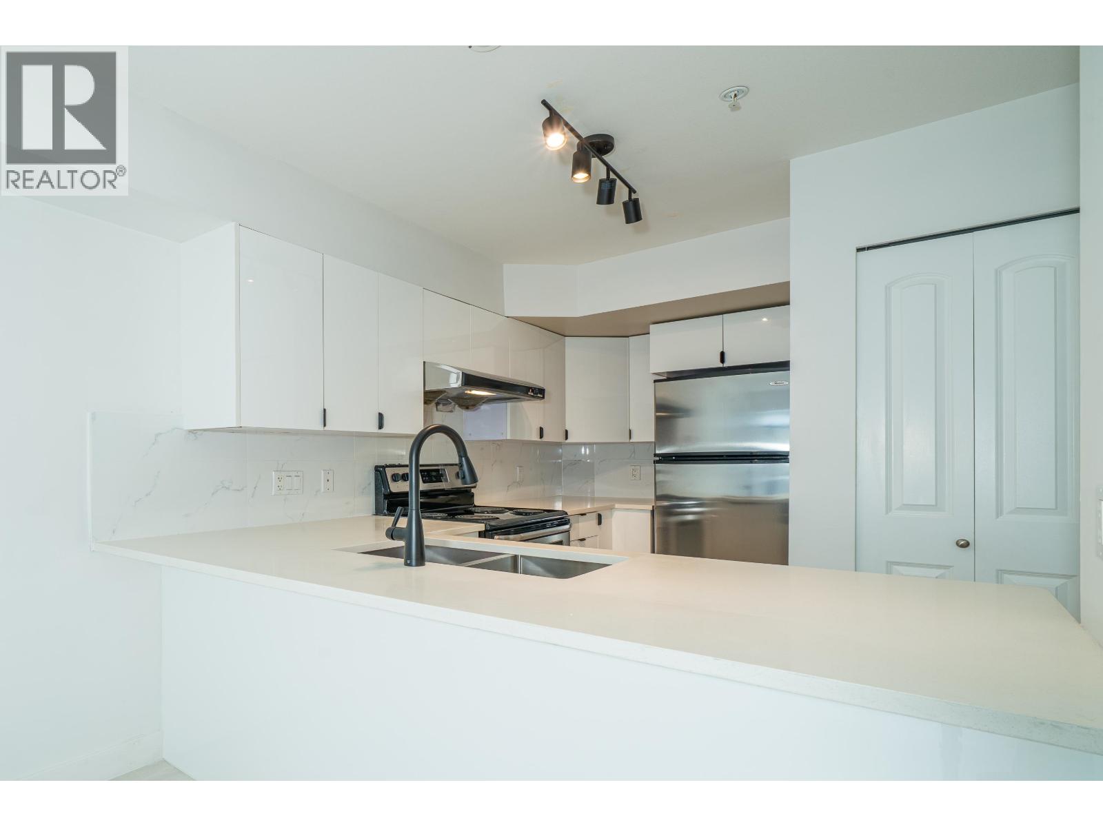 Photo 13 of 24 7428 14th Avenue, Burnaby BC