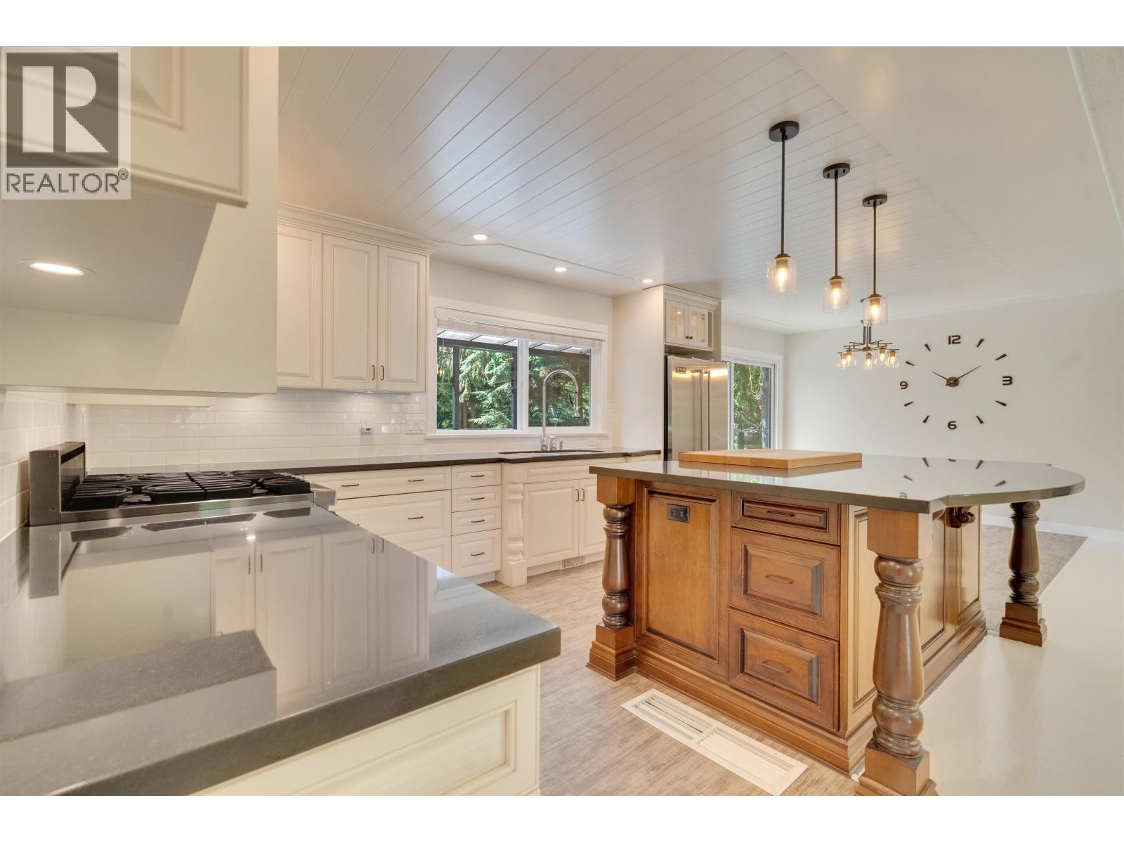 Photo 11 of 12065 208 Street, Maple Ridge BC