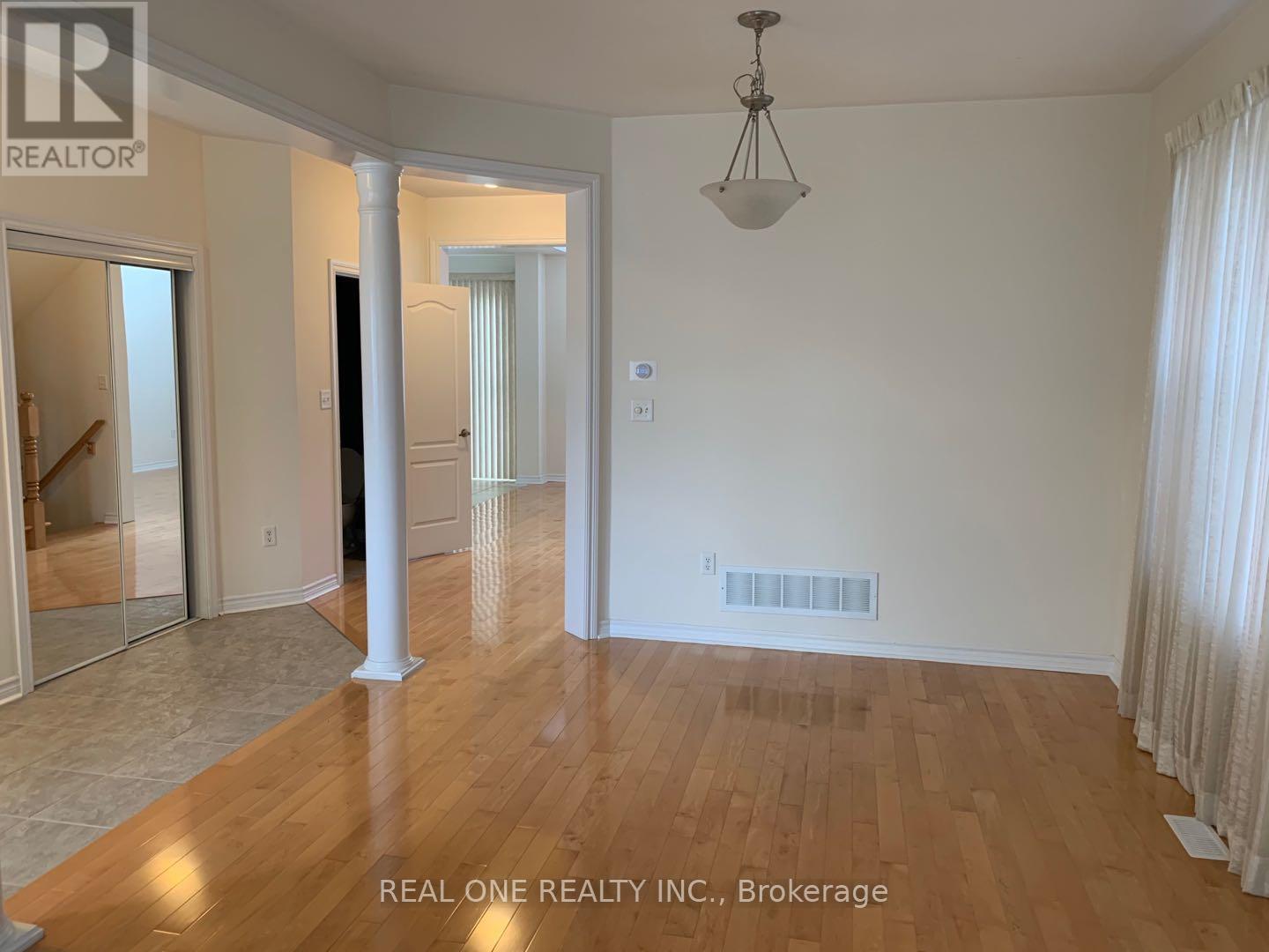 Photo 7 of 18 Armando Drive, Markham ON