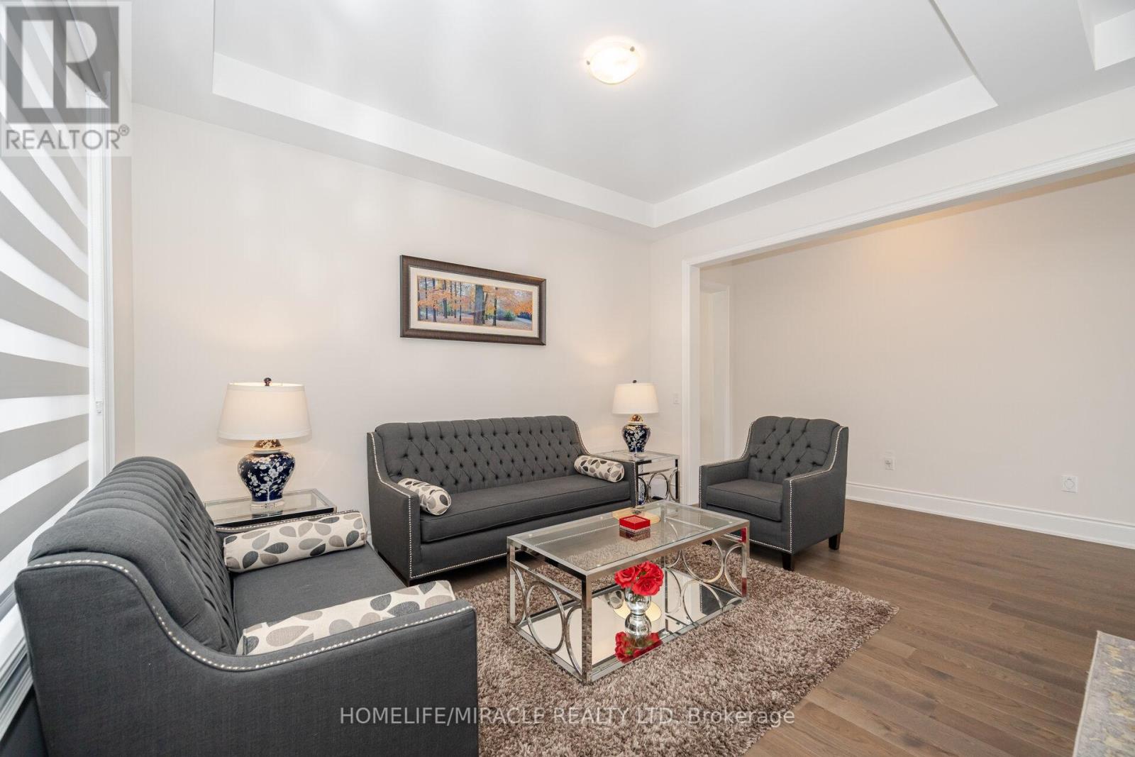 Photo 8 of 103 Petal Avenue, East Gwillimbury ON