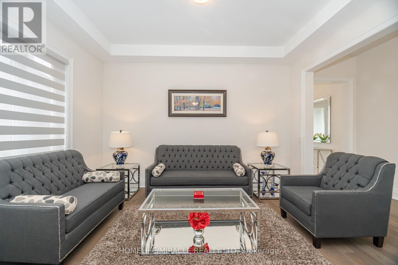 Photo 9 of 103 Petal Avenue, East Gwillimbury ON