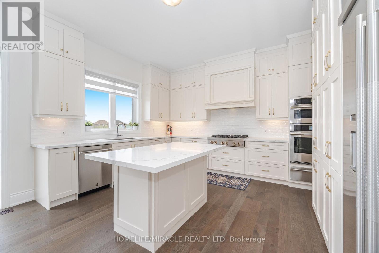 Photo 2 of 103 Petal Avenue, East Gwillimbury ON