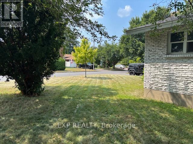 Photo 5 of 655 Gardenvale Road W, Ottawa ON