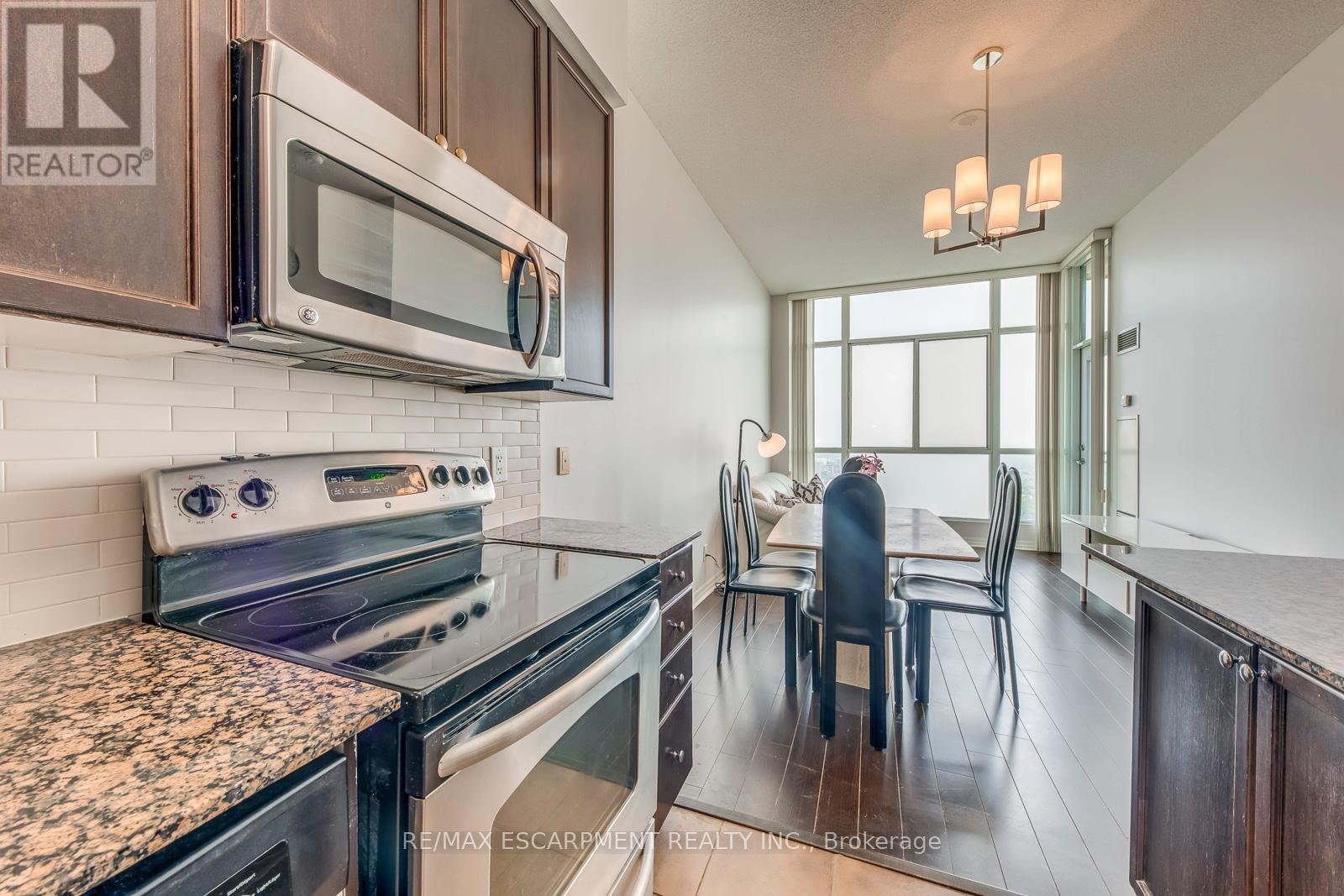 Photo 8 of 3607 225 Webb Drive, Mississauga ON