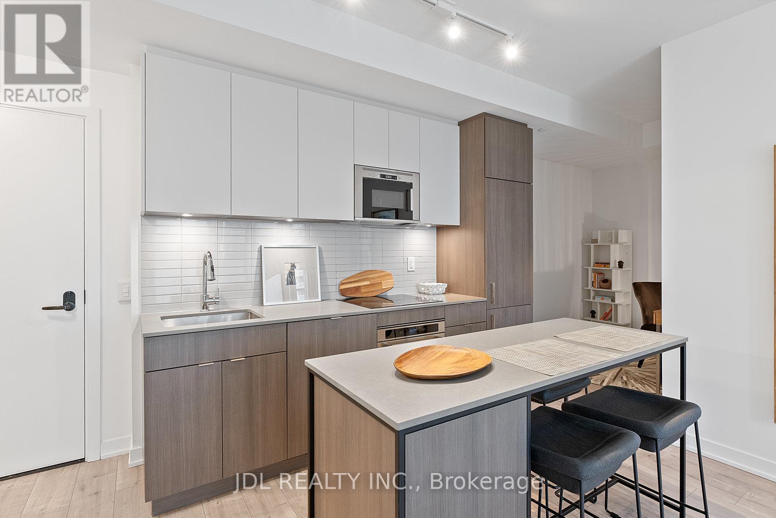 Photo 9 of 519 215 Lakeshore Road W, Mississauga ON
