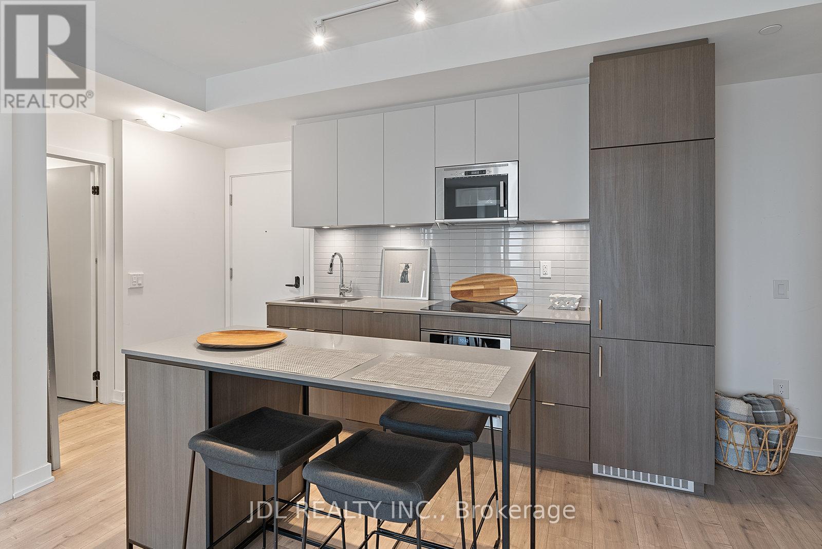 Photo 13 of 519 215 Lakeshore Road W, Mississauga ON