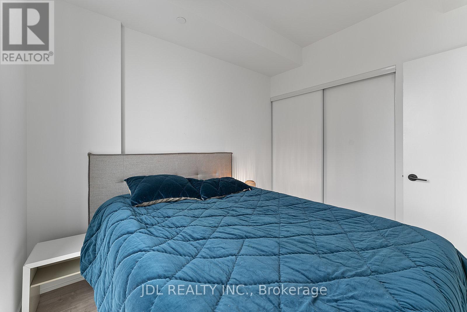 Photo 19 of 519 215 Lakeshore Road W, Mississauga ON