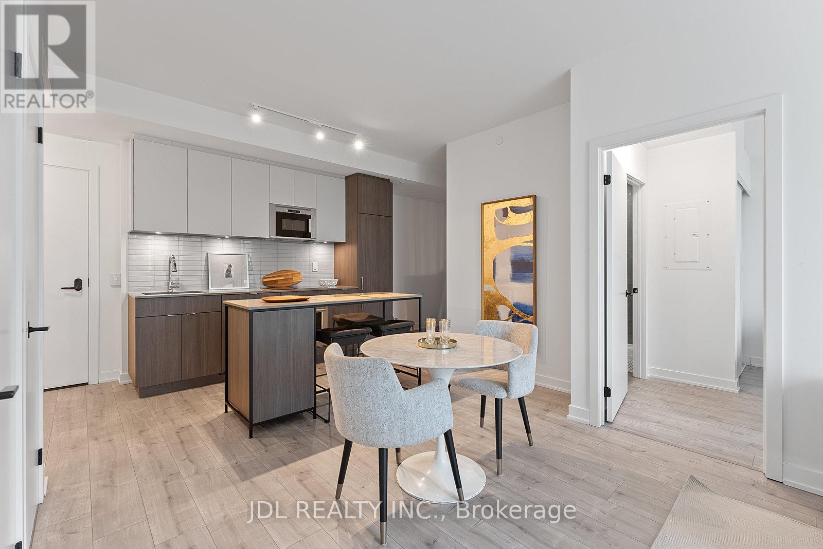 Photo 11 of 519 215 Lakeshore Road W, Mississauga ON