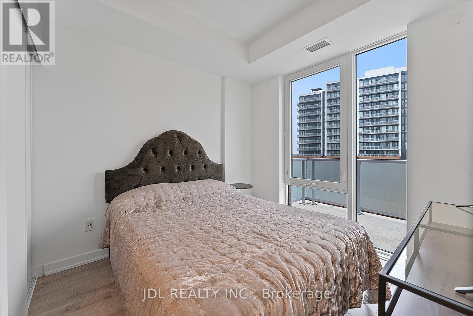Photo 10 of 519 215 Lakeshore Road W, Mississauga ON