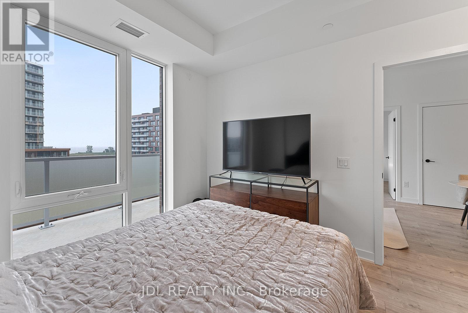 Photo 8 of 519 215 Lakeshore Road W, Mississauga ON