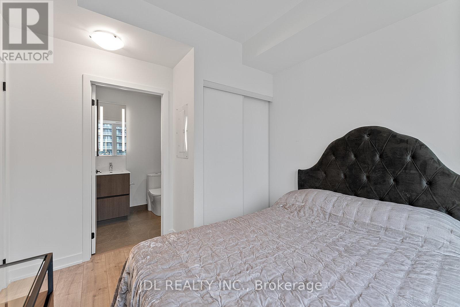 Photo 21 of 519 215 Lakeshore Road W, Mississauga ON