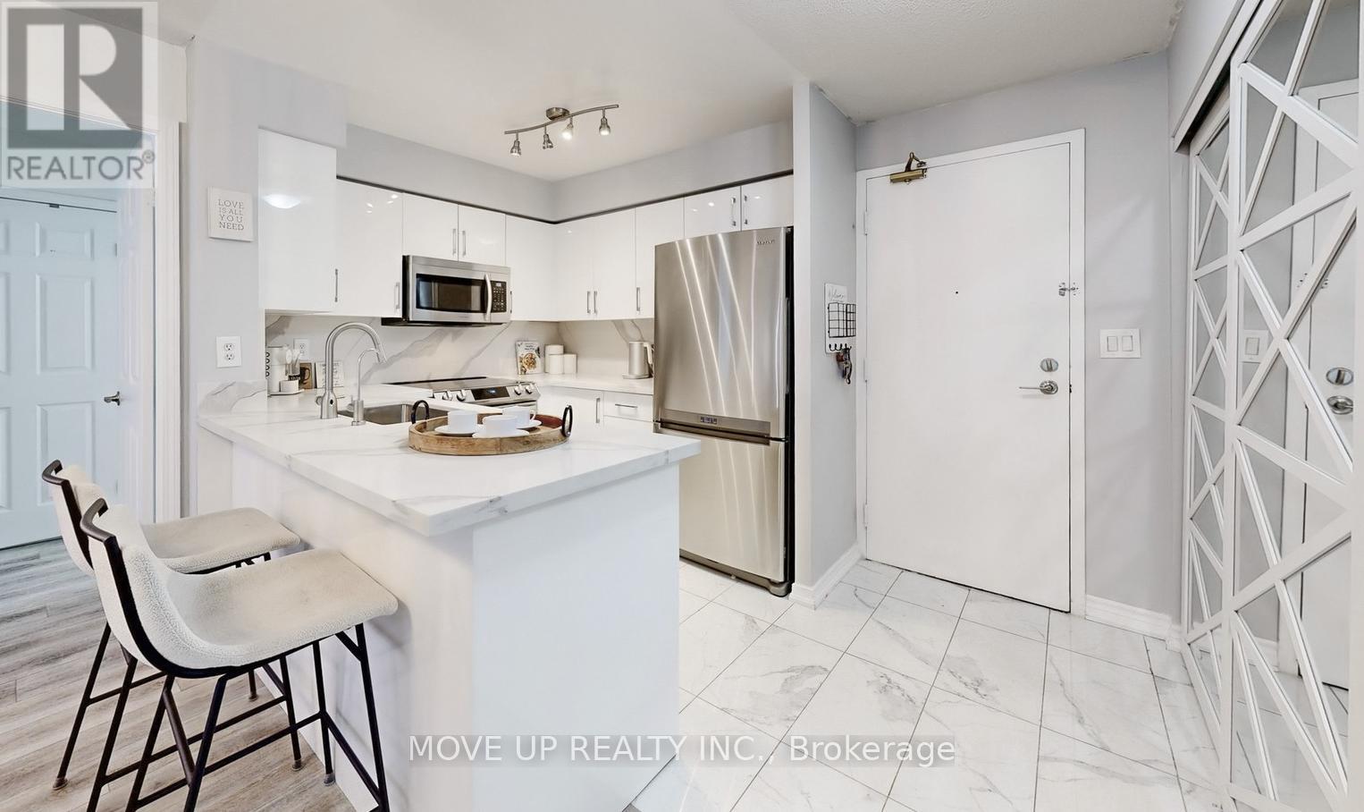 Photo 1 of 225 3 Ellesmere Street, Richmond Hill ON