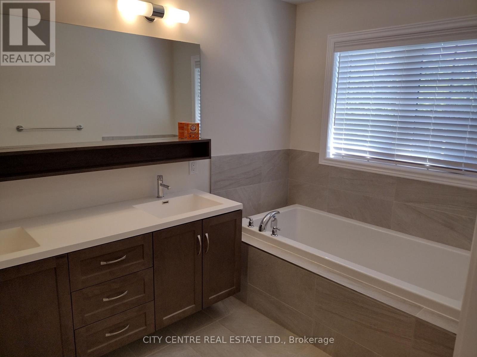Photo 10 of 3329 Mockingbird Common Court, Oakville ON
