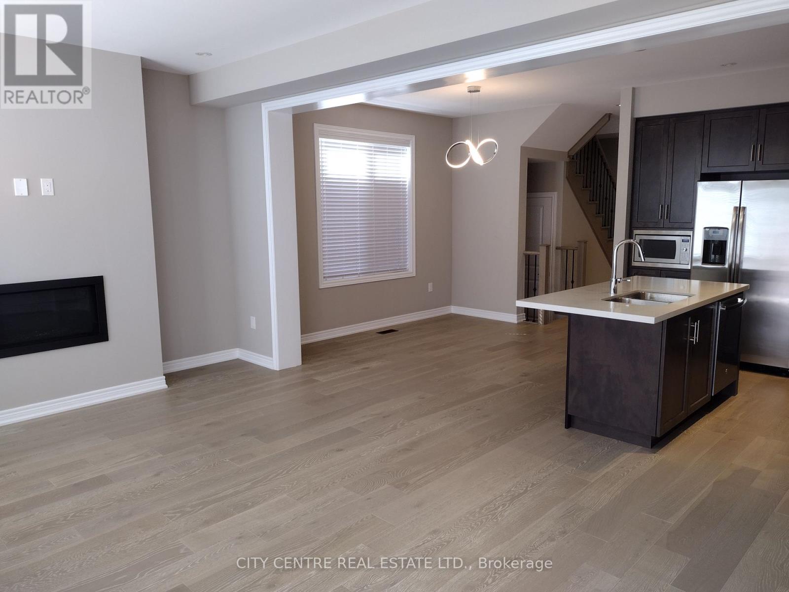 Photo 3 of 3329 Mockingbird Common Court, Oakville ON